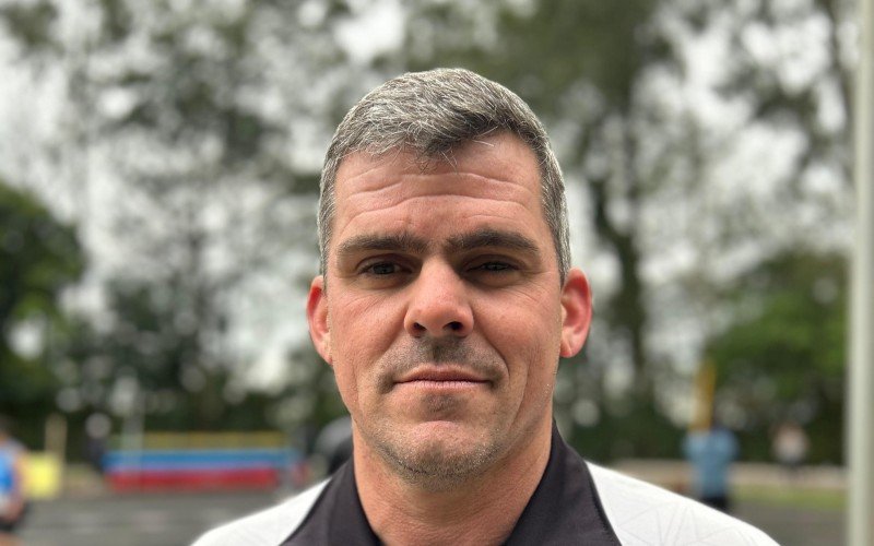 Professor Mario Garcia Kickhofel incentiva participação dos alunos em modalidades esportivas além do futebol. | abc+