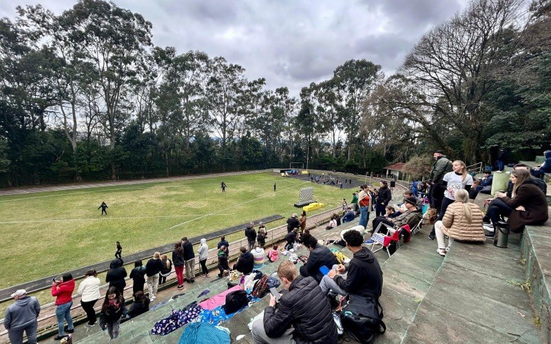 Com temperatura gelada, chimarrão e cobertas foram companhia de familiares que acompanham a competição de atletismo.  | abc+