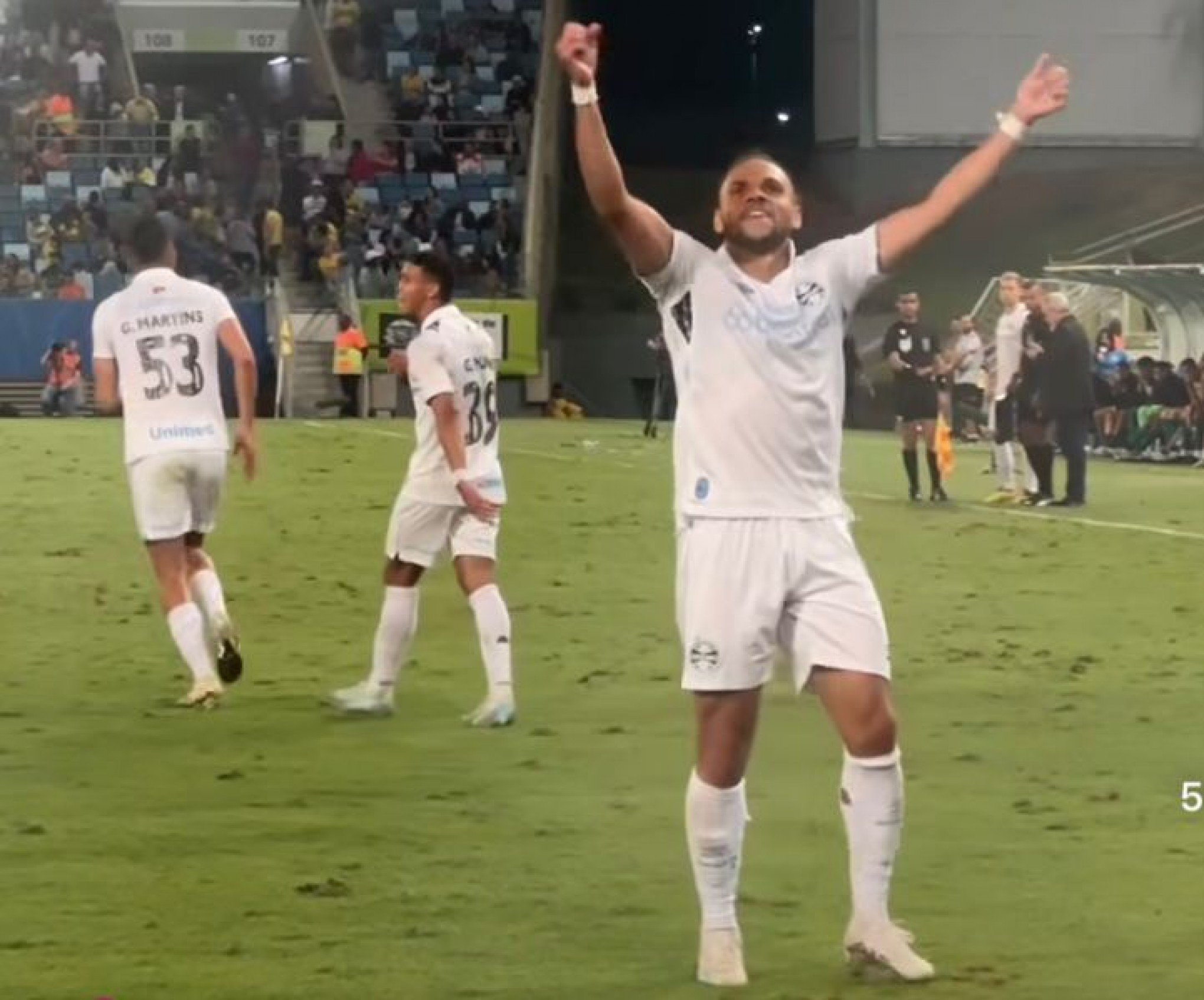 Em grande estreia de Braithwaite, Grêmio bate o Cuiabá e vence 3ª seguida no Brasileirão