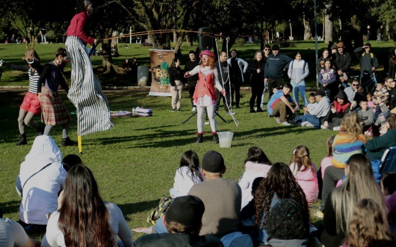 O 13º FESTIA aconteceu em agosto em diversos pontos. No Dia dos Pais, a trupe convidada Deslonados e o artista André Tuiga estiveram no Capão do Corvo