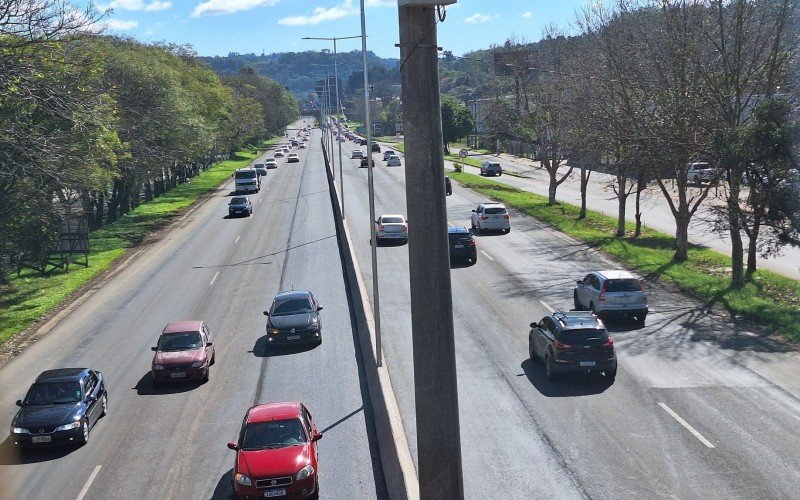 Motoristas já exploram a terceira faixa implementada na BR-116 no trecho entre os viadutos do Rincão e de acesso a Estância Velha | abc+