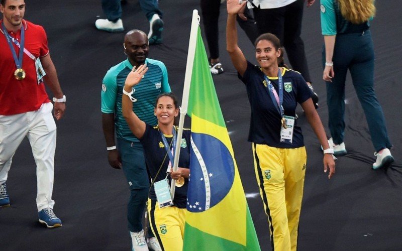 Ana Patrícia e Duda levaram a bandeira do Brasil durante encerramento das Olimpíadas de Paris 2024 | abc+