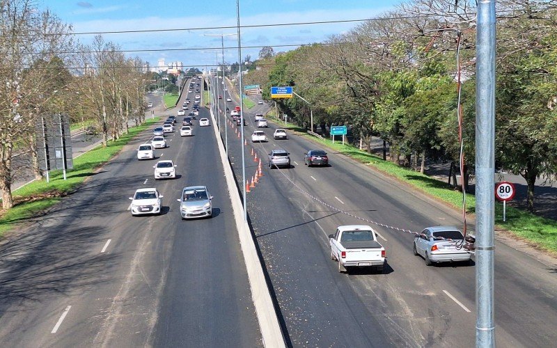 Motoristas já exploram a terceira faixa implementada na BR-116 no trecho entre os viadutos do Rincão e de acesso a Estância Velha | abc+