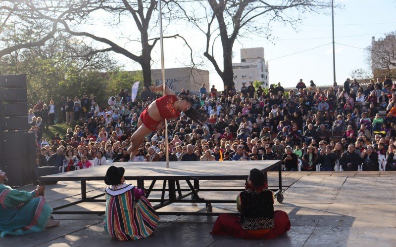 Espetáculo do Grupo Tholl encantou público no lançamento da 17ª Aldeia Sesc Capilé