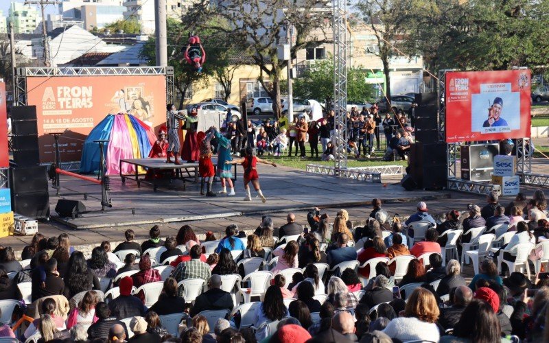 Grande público acompanhou o espetáculo na Praça da Biblioteca