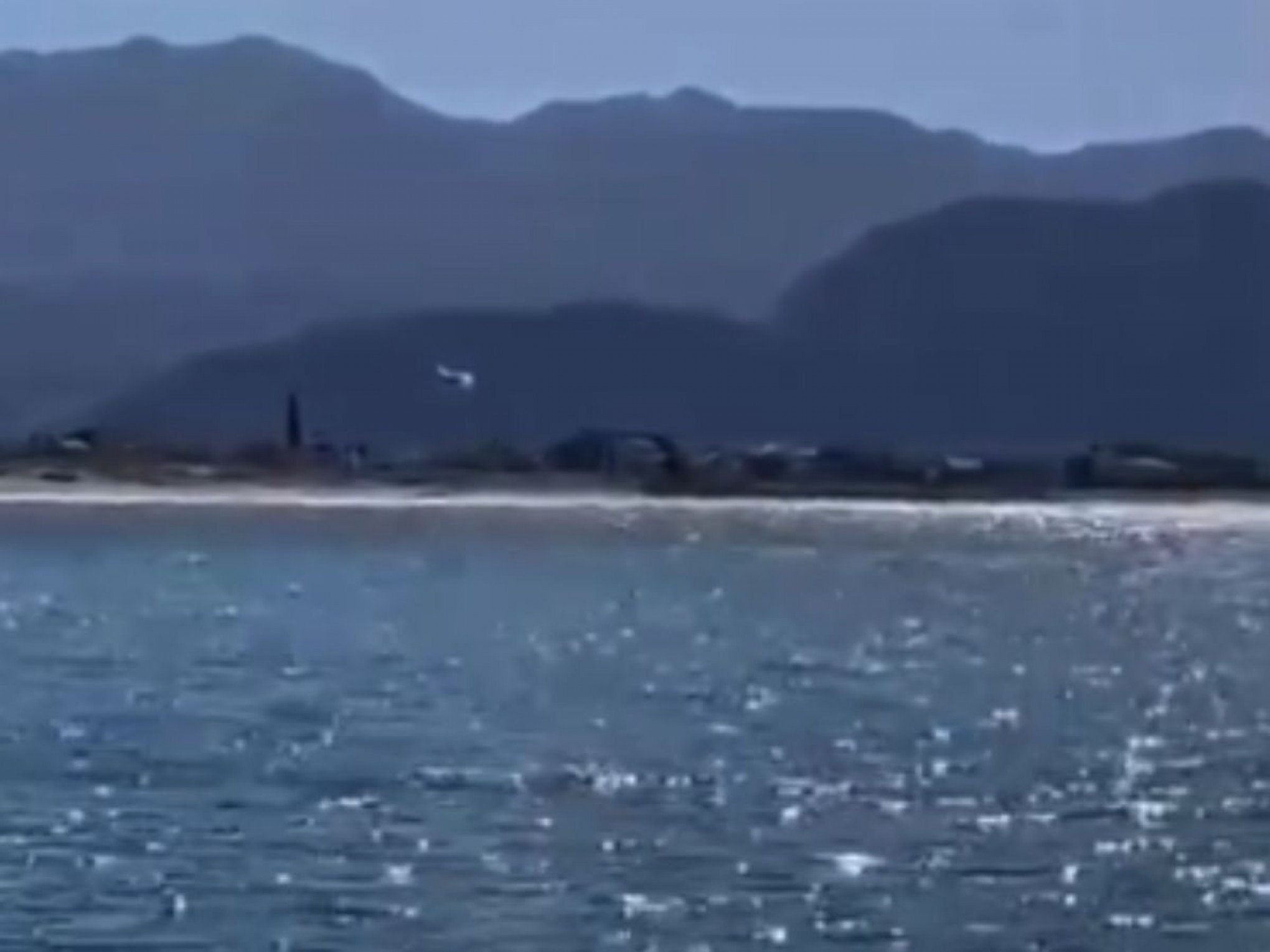 VÍDEO: Avião pousa em praia de Santa Catarina; saiba o que aconteceu