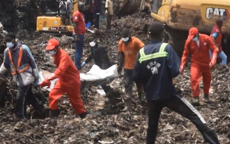 Deslizamento de terra em depósito de lixo deixa ao menos 24 pessoas mortas em Uganda | abc+