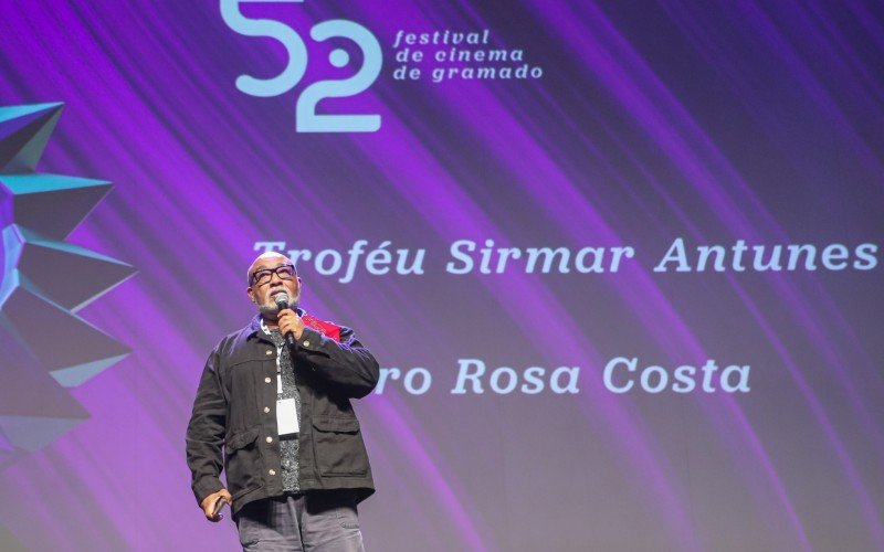 O ator, músico e compositor Álvaro RosaCosta recebe o troféu Simar Antunes, no Festival de Cinema de Gramado