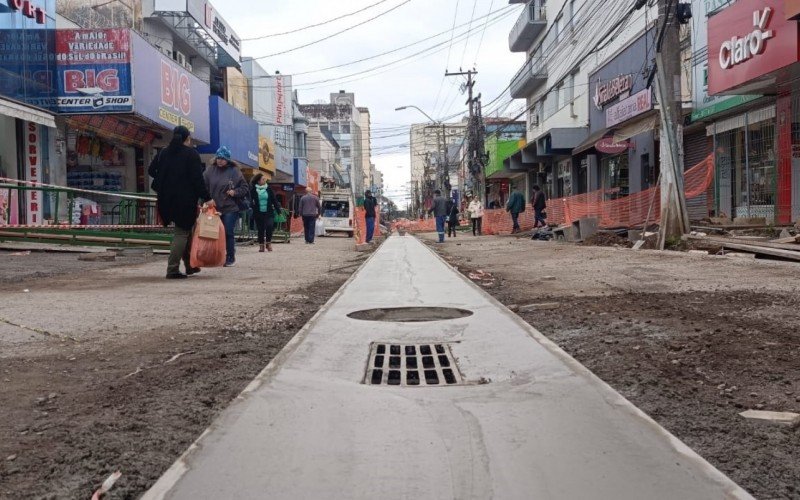 Avanço das obras na terceira quadra da Rua Independência