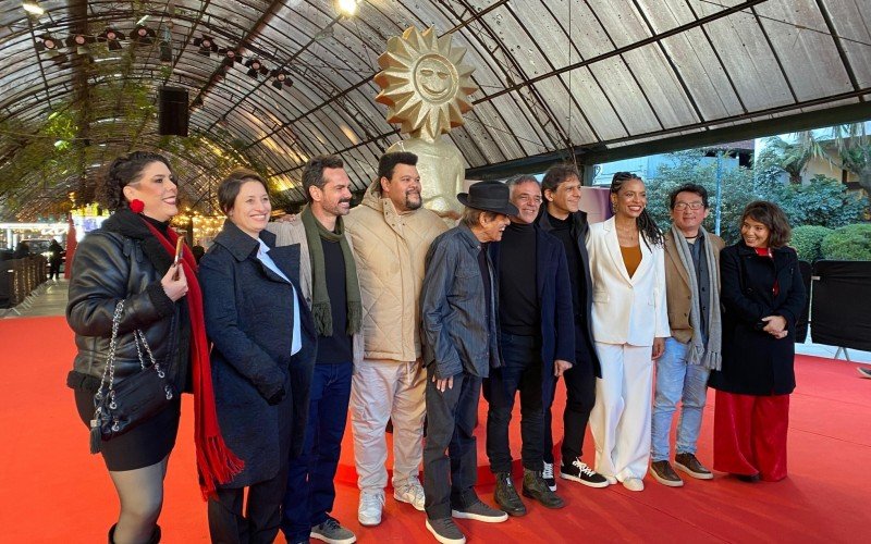 Elenco no tapete vermelho do Festival de Cinema de Gramado