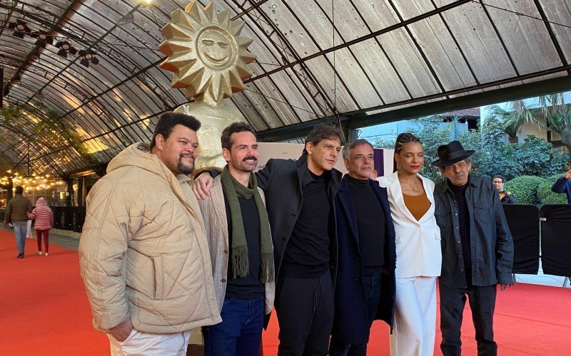 Elenco no tapete vermelho do Festival de Cinema de Gramado