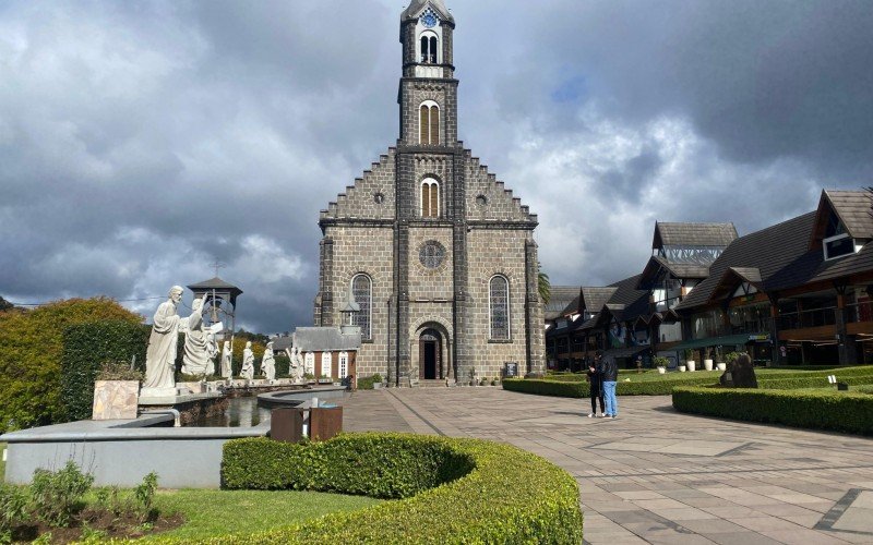 Tempo nublado em Gramado, na área central