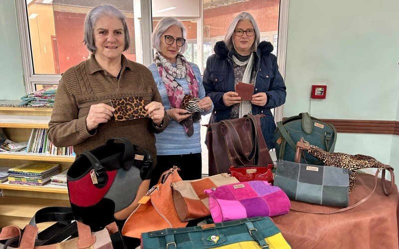 Da esquerda para a direita, artesãs Valéria Barcellos da Silva, Ivone de Oliveira Becker e Rosa Maria Barbacovi mostram alguns trabalhos confeccionados para a Expointer. | abc+