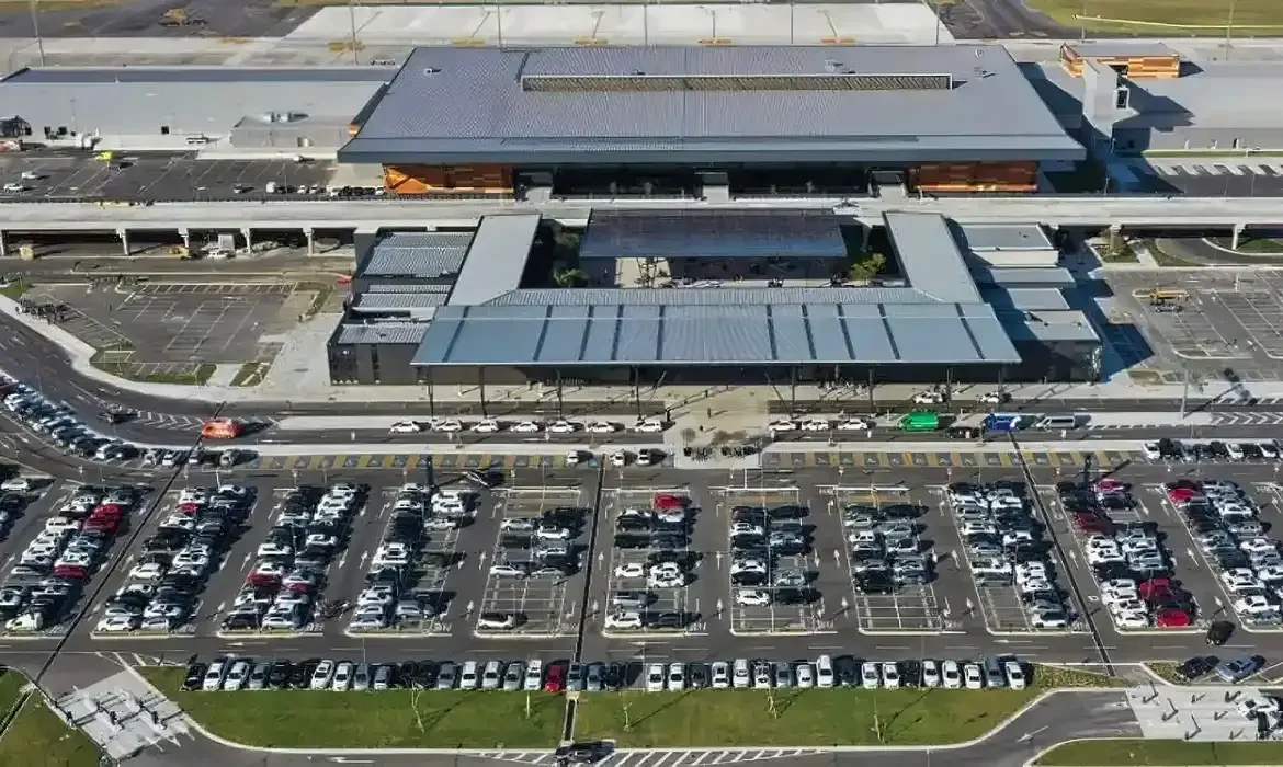 Pista do Aeroporto de Florianópolis é liberada após retirada de avião danificado