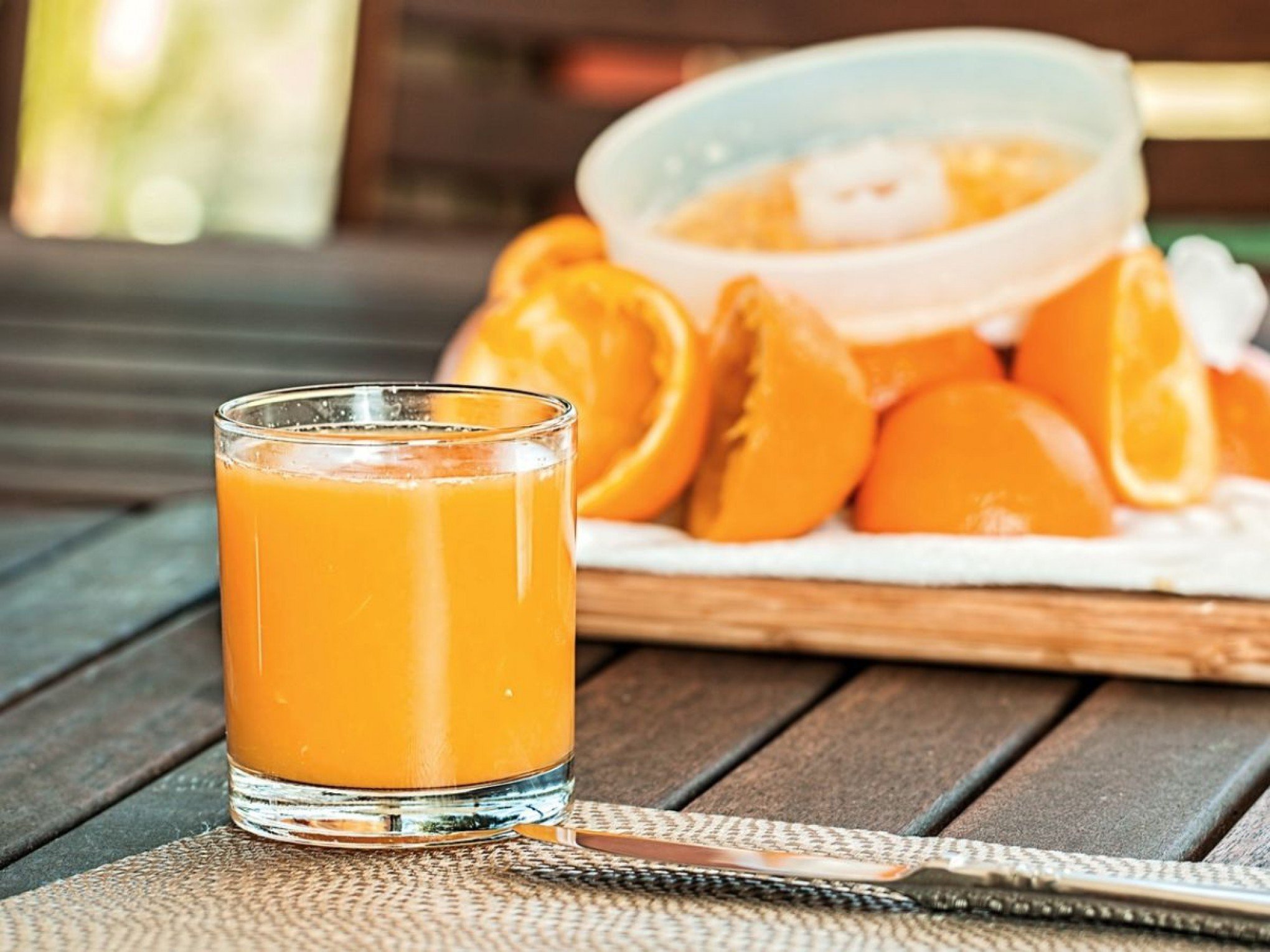 Aprenda a preparar um suco de laranja diferente e delicioso