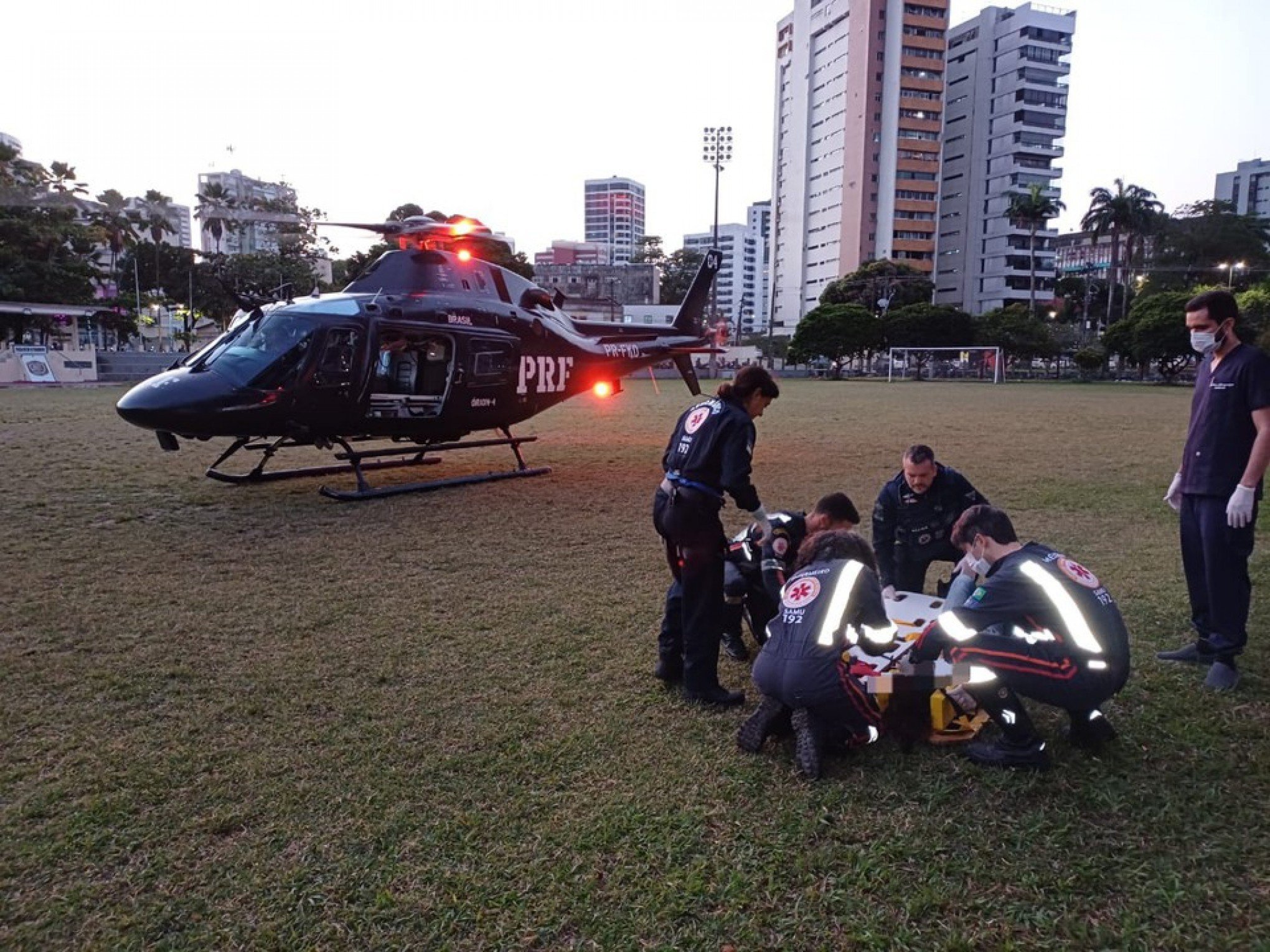 Criança é esmagada por coluna de concreto; resgate é feito de helicóptero