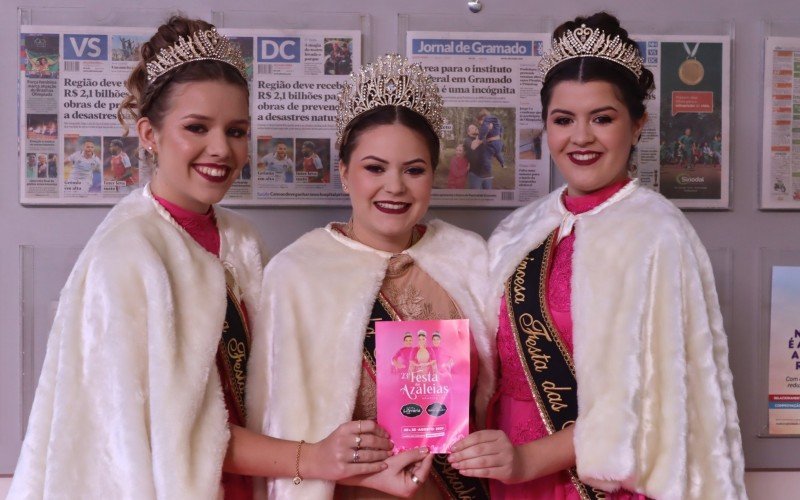 Rainha Gabriela Cristini Machado (centro) e princesas Júlia Natália da Silva (à esquerda) e Guionara Thais de Oliveira (à direta) visitaram a sede do Grupo Sinos.  | abc+