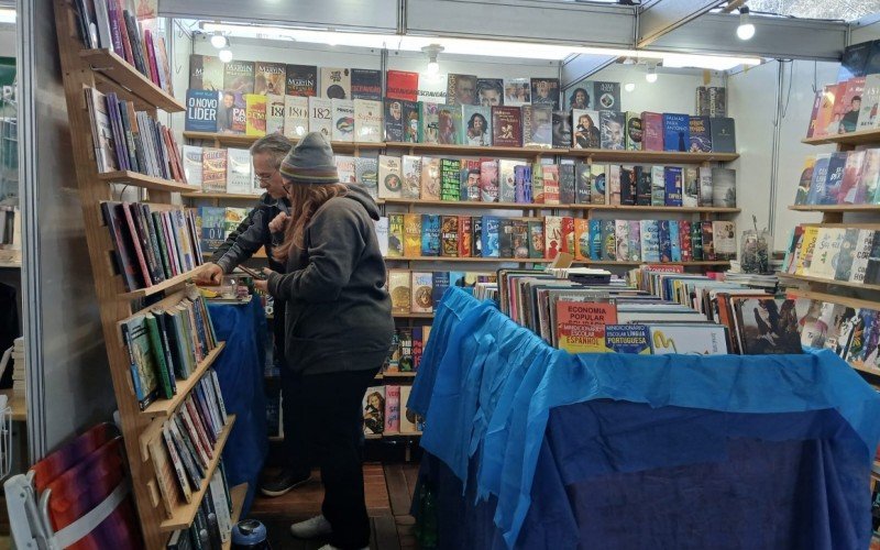 Feira conta com 12 bancas de livreiros, com opções de literatura para todas as idades 