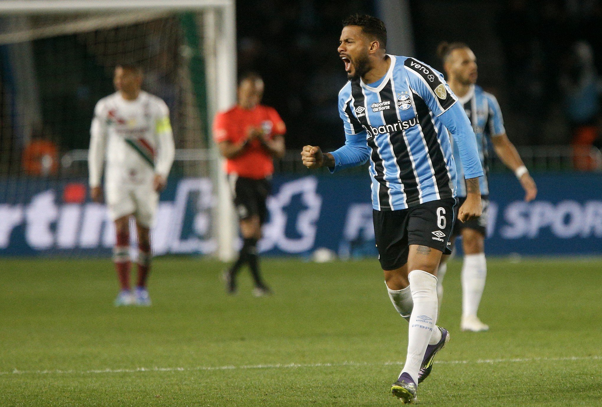 Grêmio vira sobre o Fluminense e larga em vantagem na Libertadores