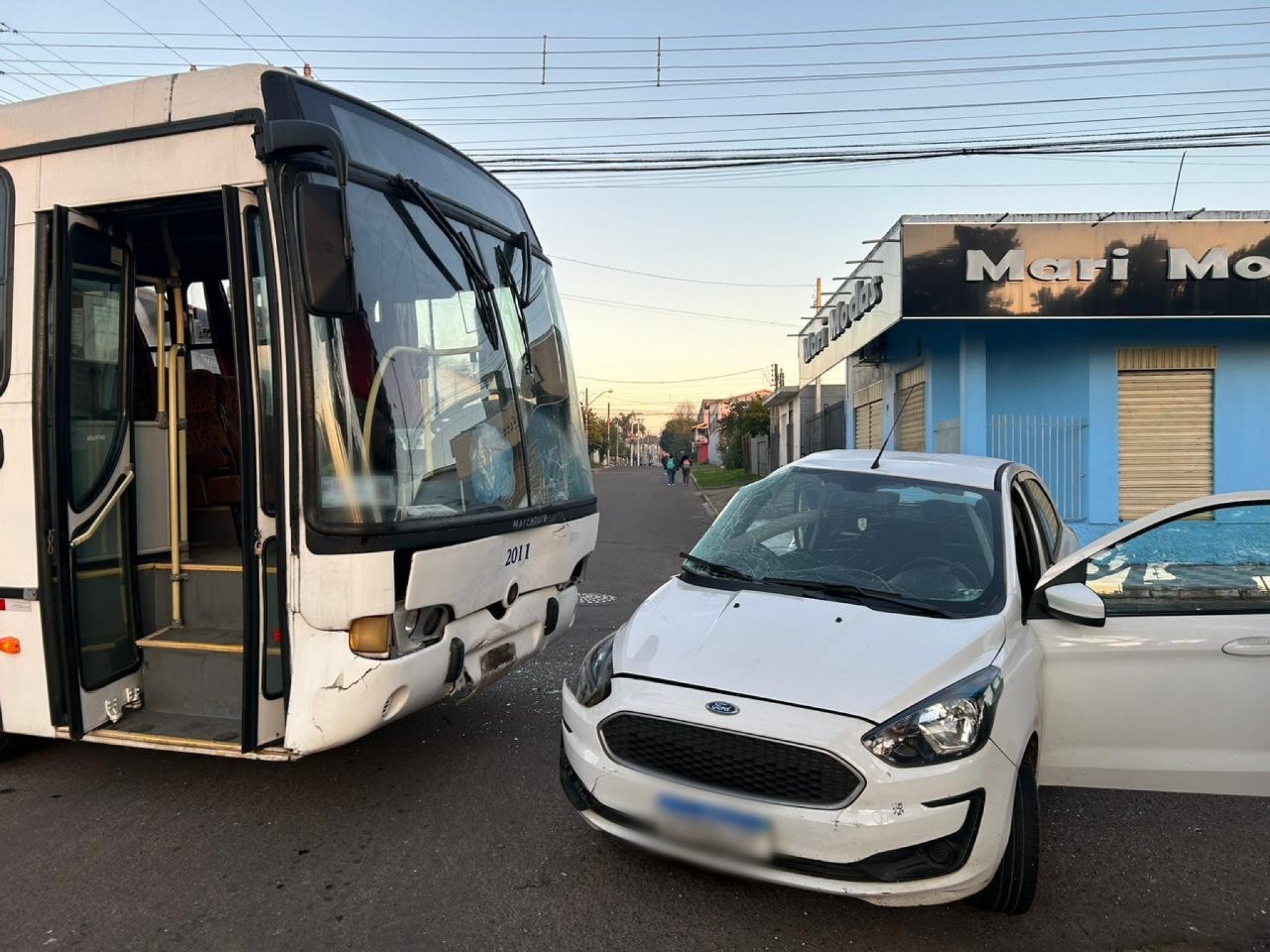TRÂNSITO: Ônibus com 30 passageiros se envolve em acidente em Novo Hamburgo