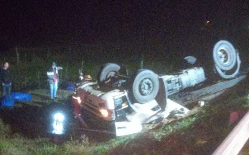 TRÂNSITO: Caminhão capota e motorista morre em rodovia de Santo Antônio da Patrulha | abc+