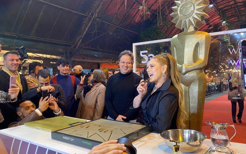 Vera Fischer entra para a Calçada da Fama de Gramado