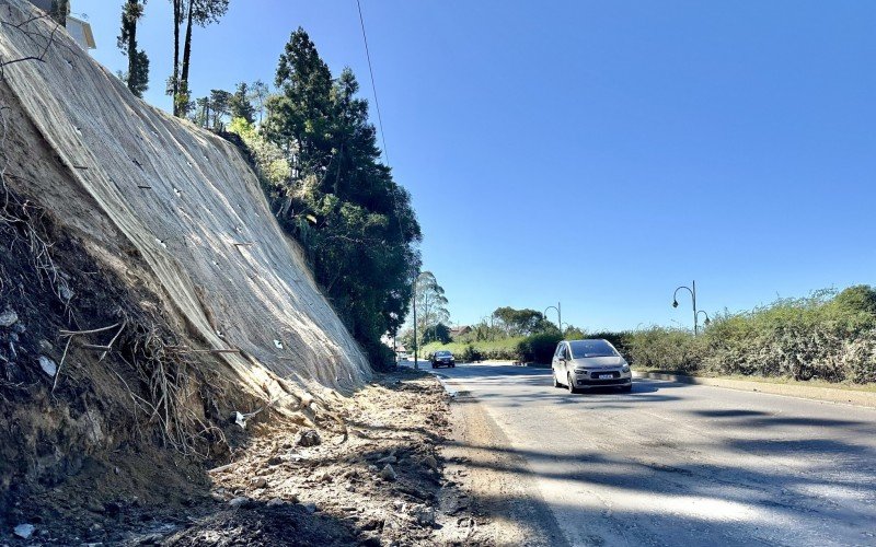 Quilômetro 36 da RS-235, em Gramado, teve queda de árvore e barreira. Obras de contenção estão concluídas