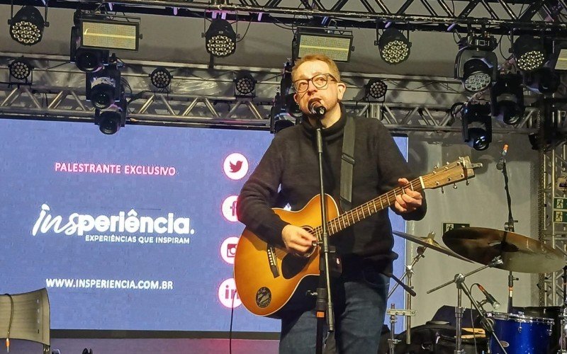 A palestra de Thedy Corrêa foi seguida por um pocket show