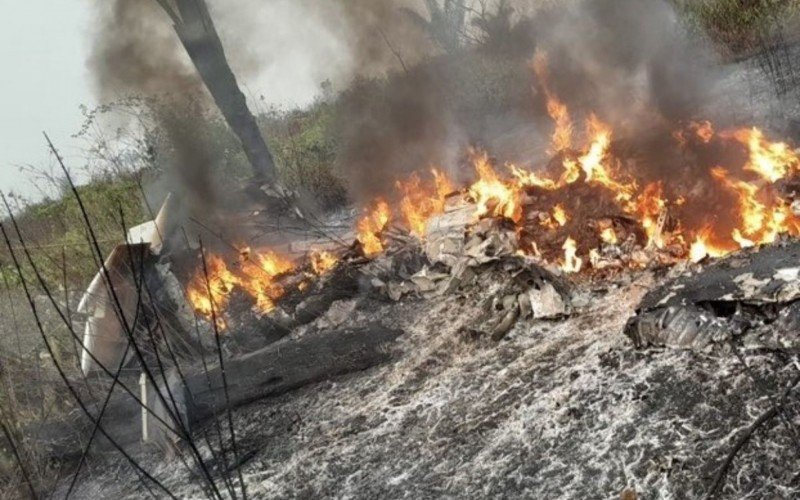 Imagens que estão circulando nas redes sociais mostram destroços de avião após a queda em Mato Grosso  | abc+