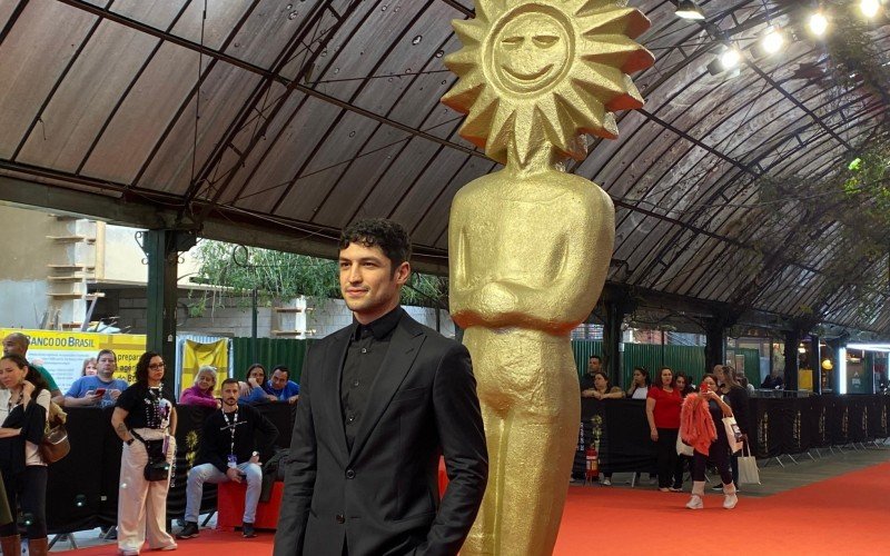 Gabriel Leone no tapete vermelho do Festival de Cinema de Gramado