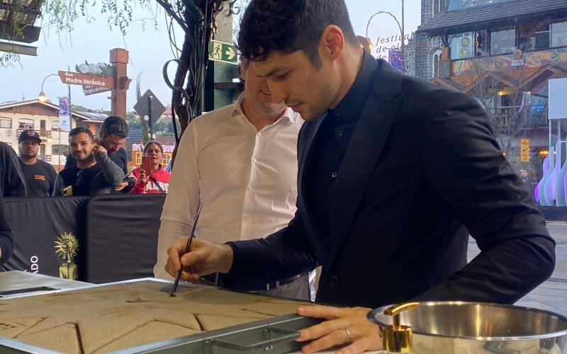 Gabriel Leone entra para a CalÃ§ada da Fama de Gramado