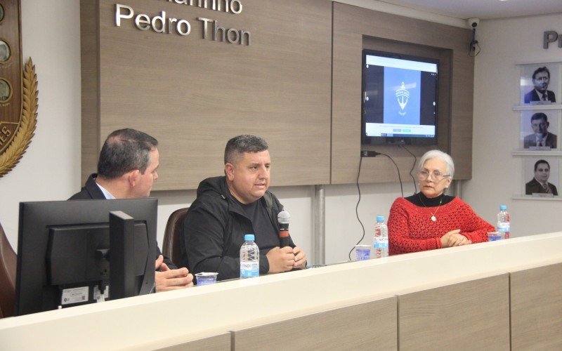 Bancada formada por Paulo Barcelos, Gilmar da Silva e Rosângela Scurssel