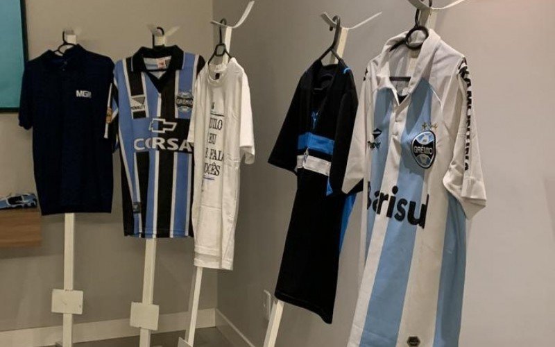 Exposição de camisetas do Grêmio mostram amor de André pelo time do coração.  | abc+