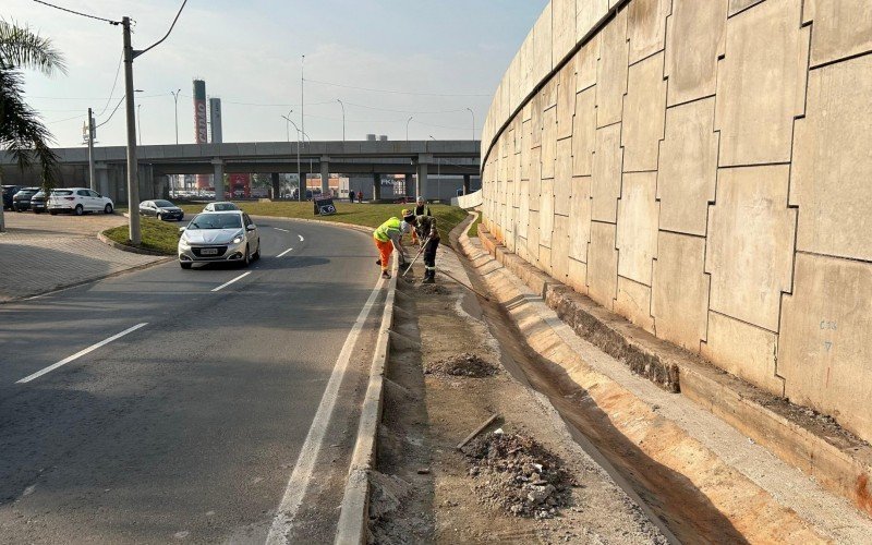 Funcionários do Consórcio BR-116 Norte faziam a limpeza final do Complexo nesta quinta-feira (15)