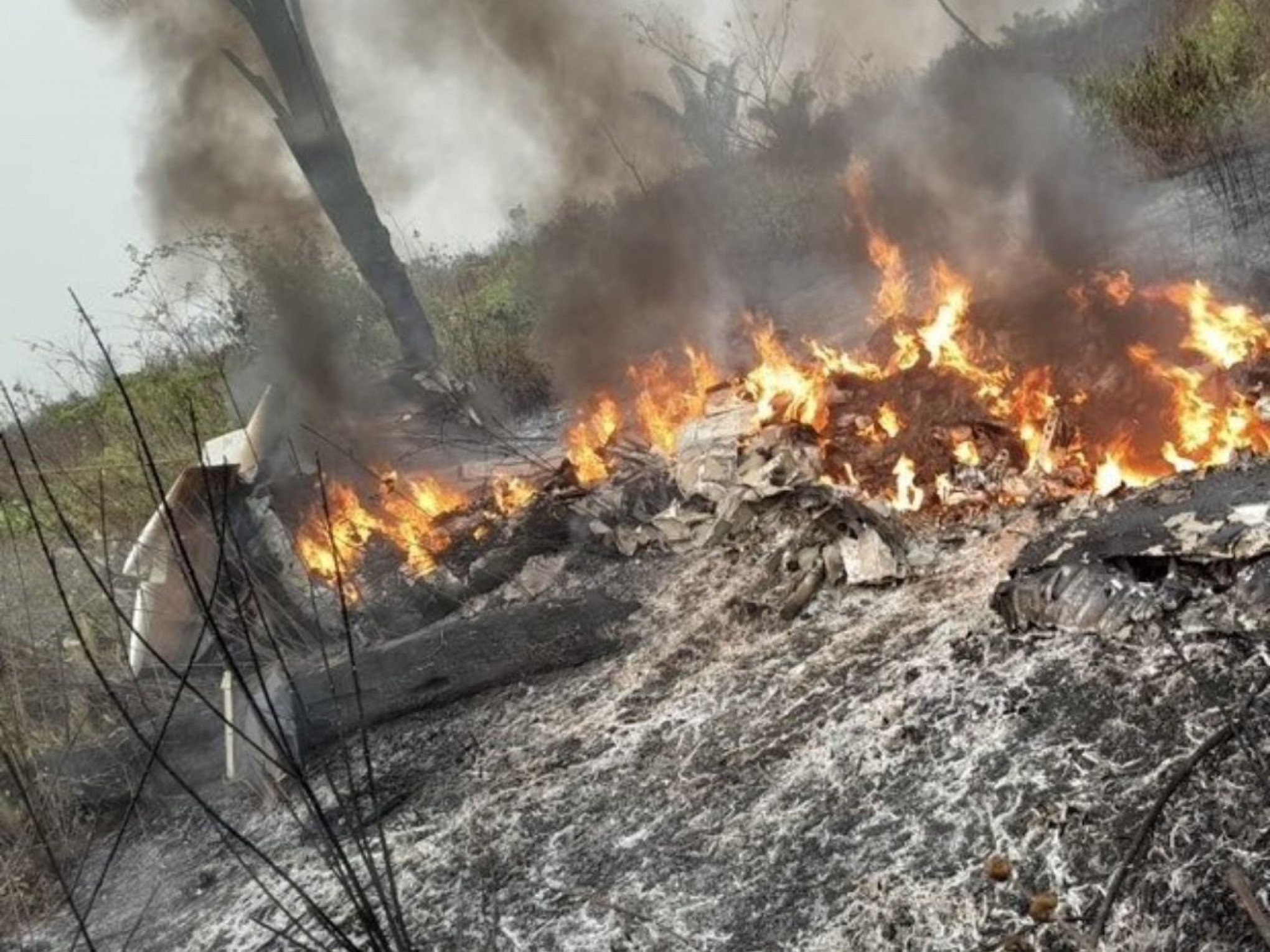 Avião bimotor cai em Mato Grosso; vídeo mostra destroços