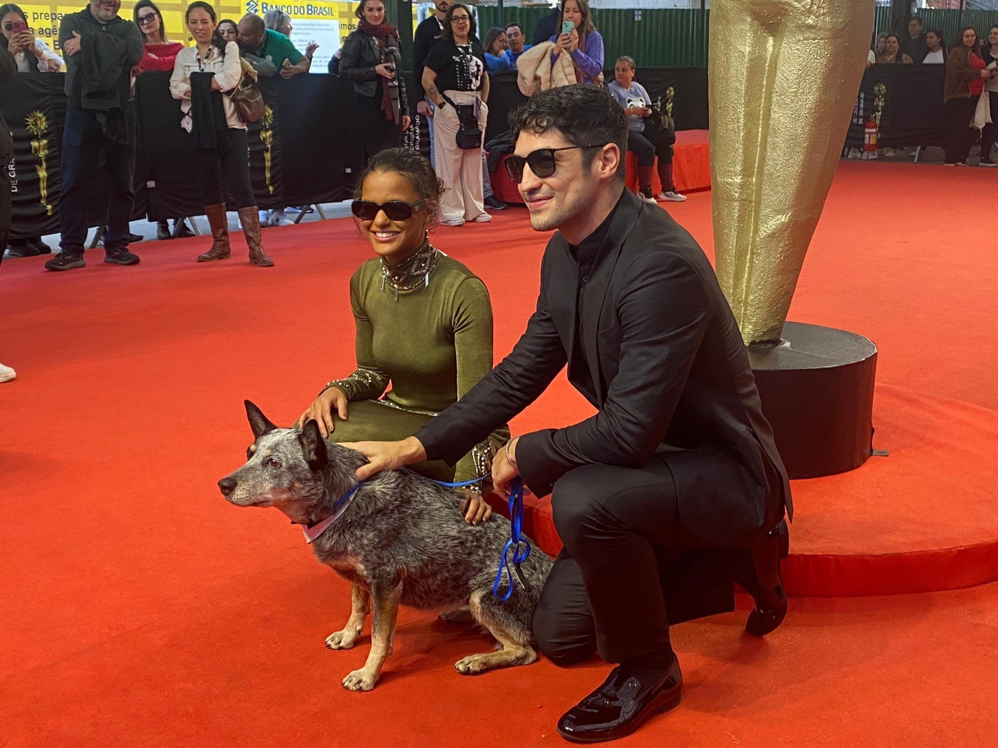 FESTIVAL DE CINEMA: Cadelinha Texas faz sucesso no tapete vermelho com equipe de Barba Ensopada de Sangue