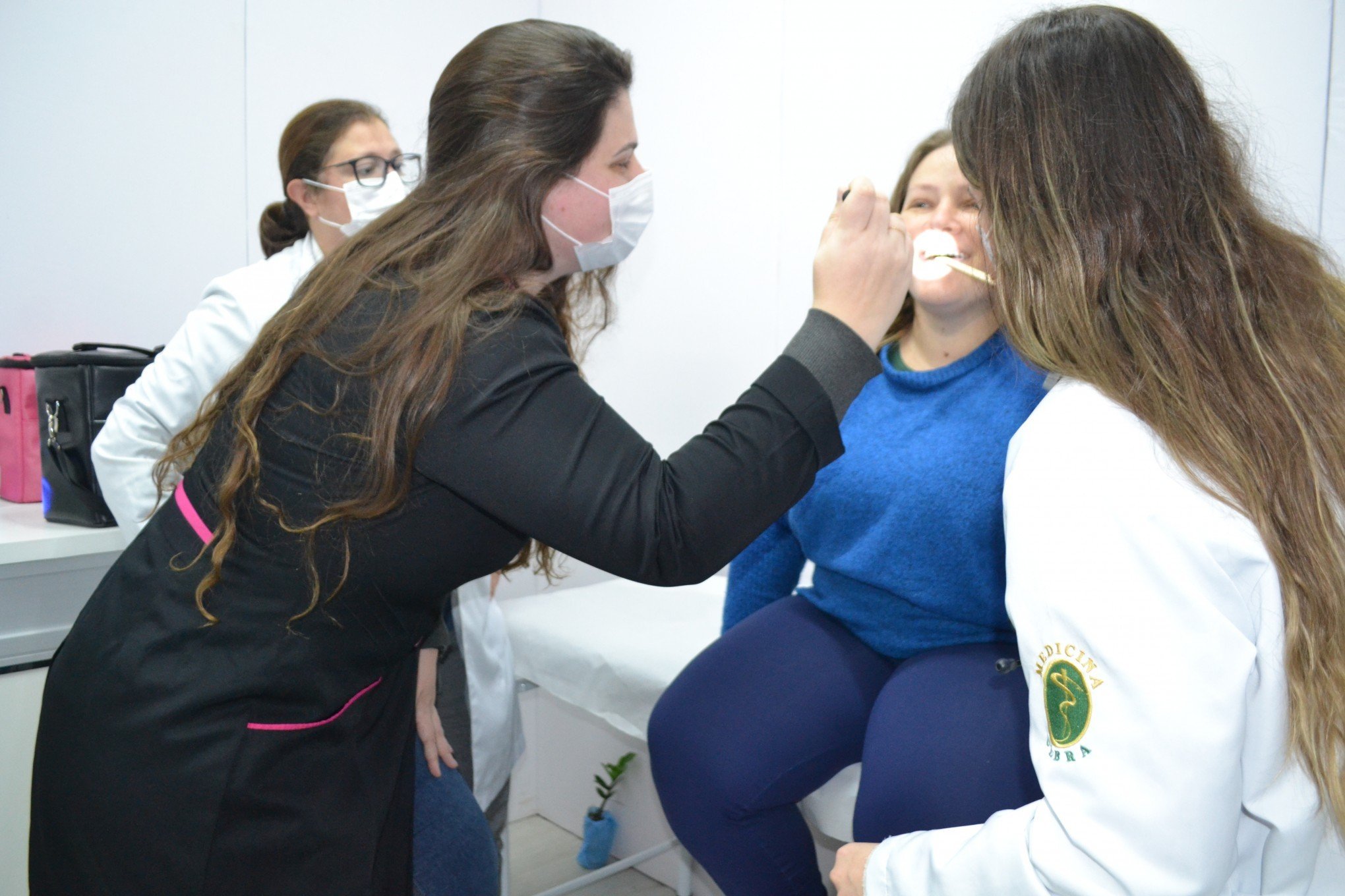 Medicina da Ulbra atende abrigados  no centro humanitário em Canoas