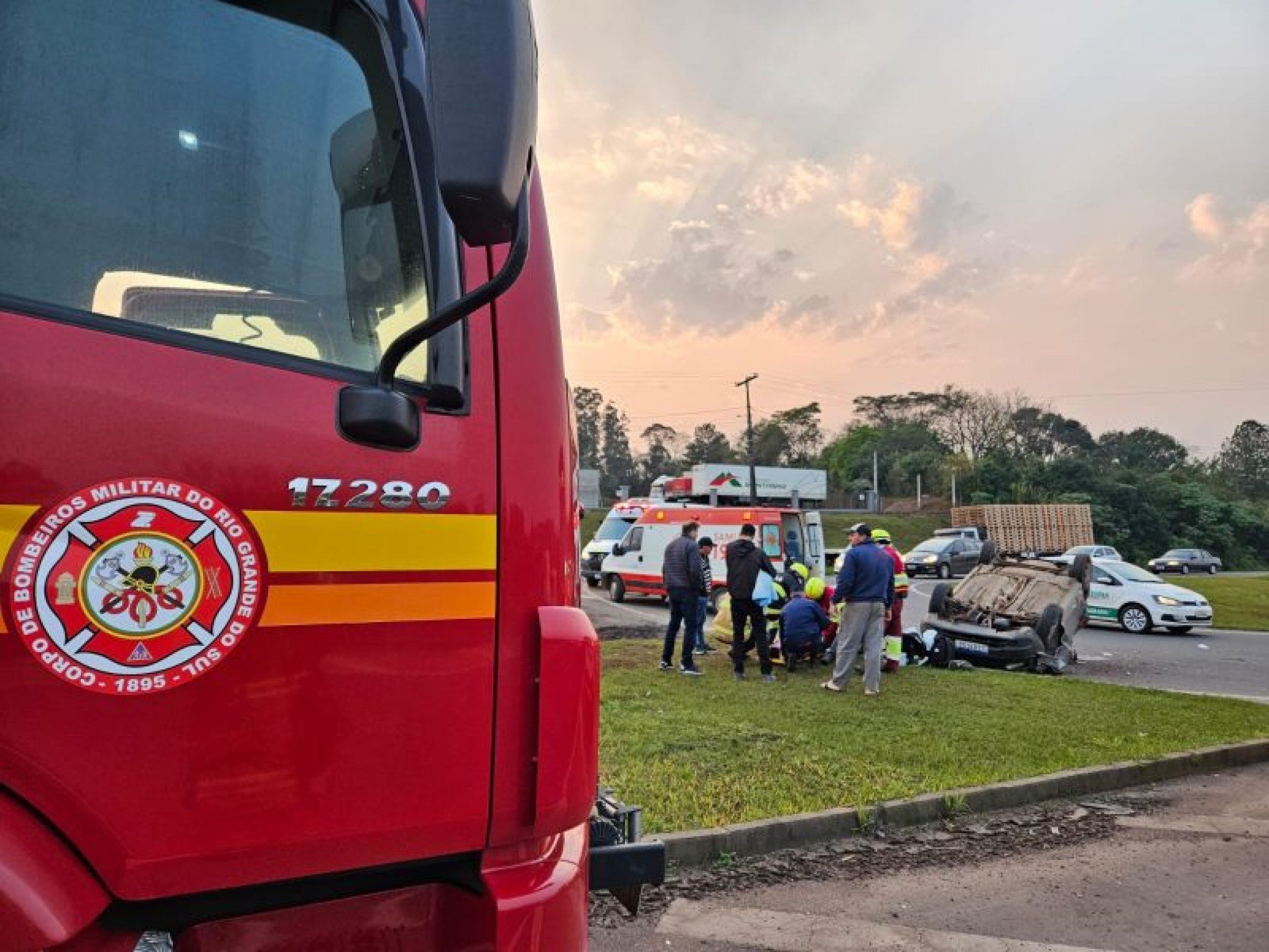 BR-386: Carro capota e Bombeiros são acionados para socorrer feridos na rodovia