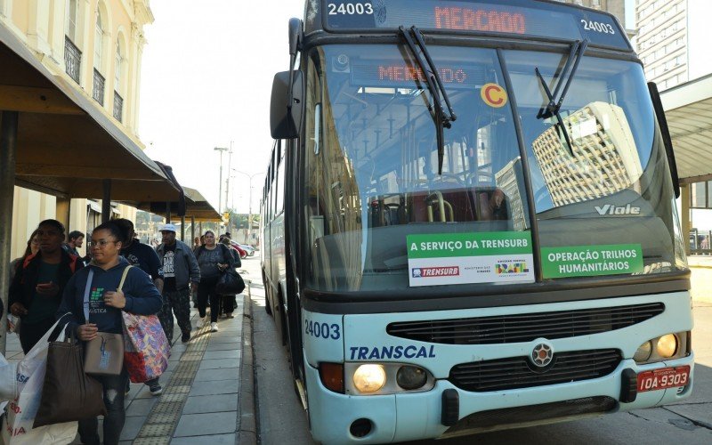 Linha de ônibus completa viagem de passageiros até a Capital, em operação que busca suprir a falta de circulação de trens em estações de Canoas e Porto Alegre