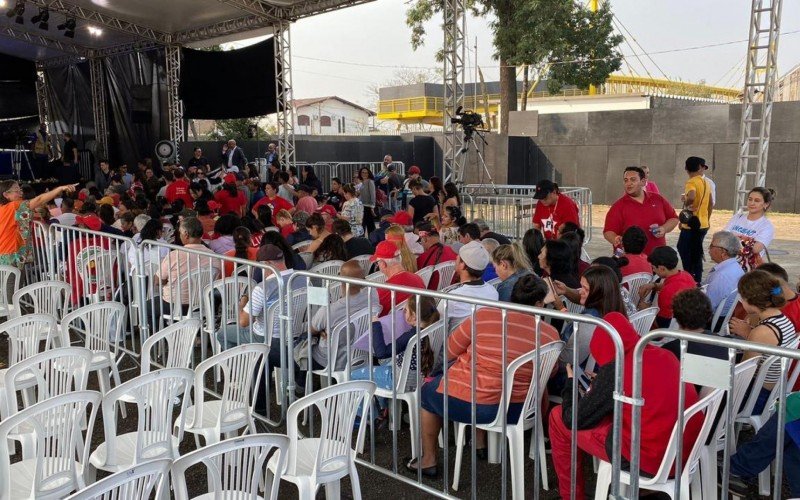 Apoiadores de Lula  chegaram cedo na inauguração do Complexo Scharlau na tentativa de conseguir o melhor lugar para vê-lo | abc+