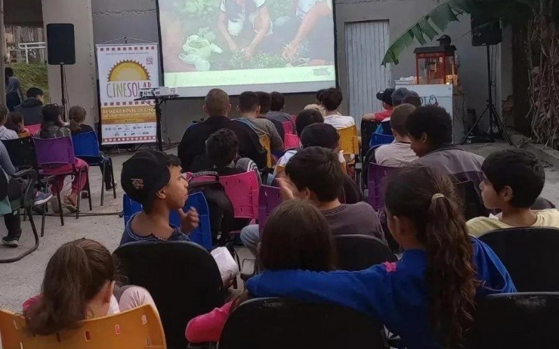 Cinema itinerante gratuito diverte crianças do IEDE, em São Leopoldo