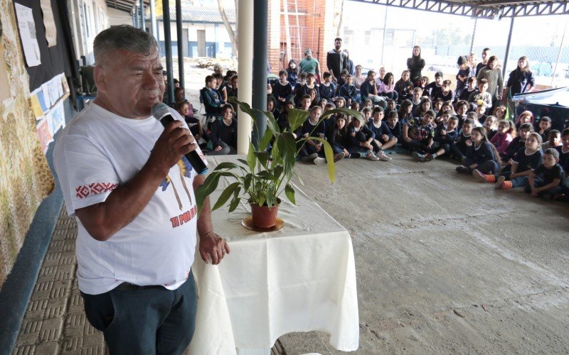 A programação incluiu a palestra de Antônio dos Santos (Mîn, na língua jê ou kaingang)