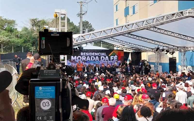 Entrega de moradias para afetados pelas cheias em Porto Alegre conta com a presença do presidente Lula | abc+