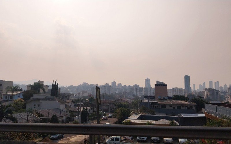 VÍDEO: Fumaça das queimadas na Amazônia cobre a Grande Porto Alegre; entenda o fenômeno