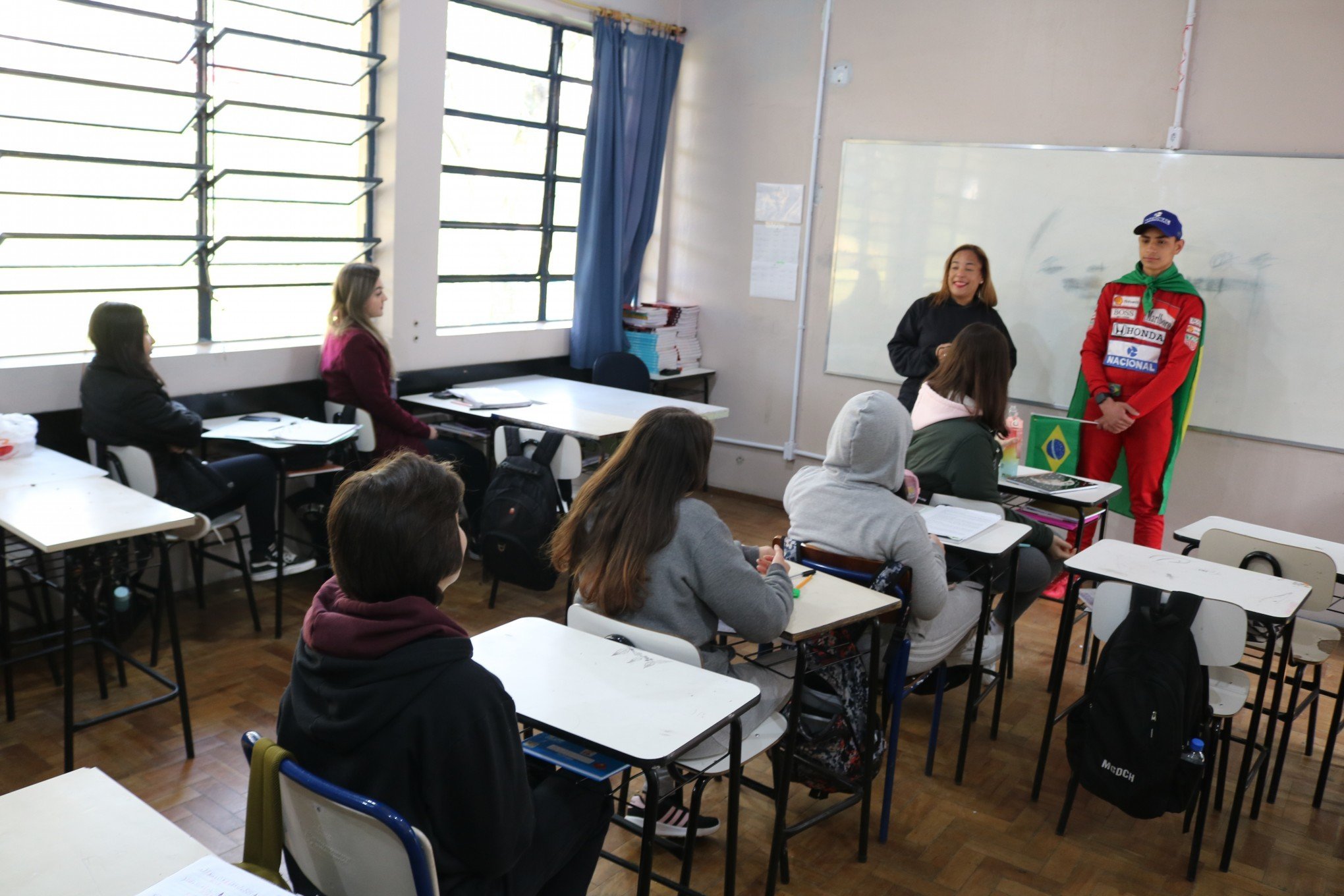 Professora Letícia e Fernando durante o bate-papo com a turma da escola | abc+