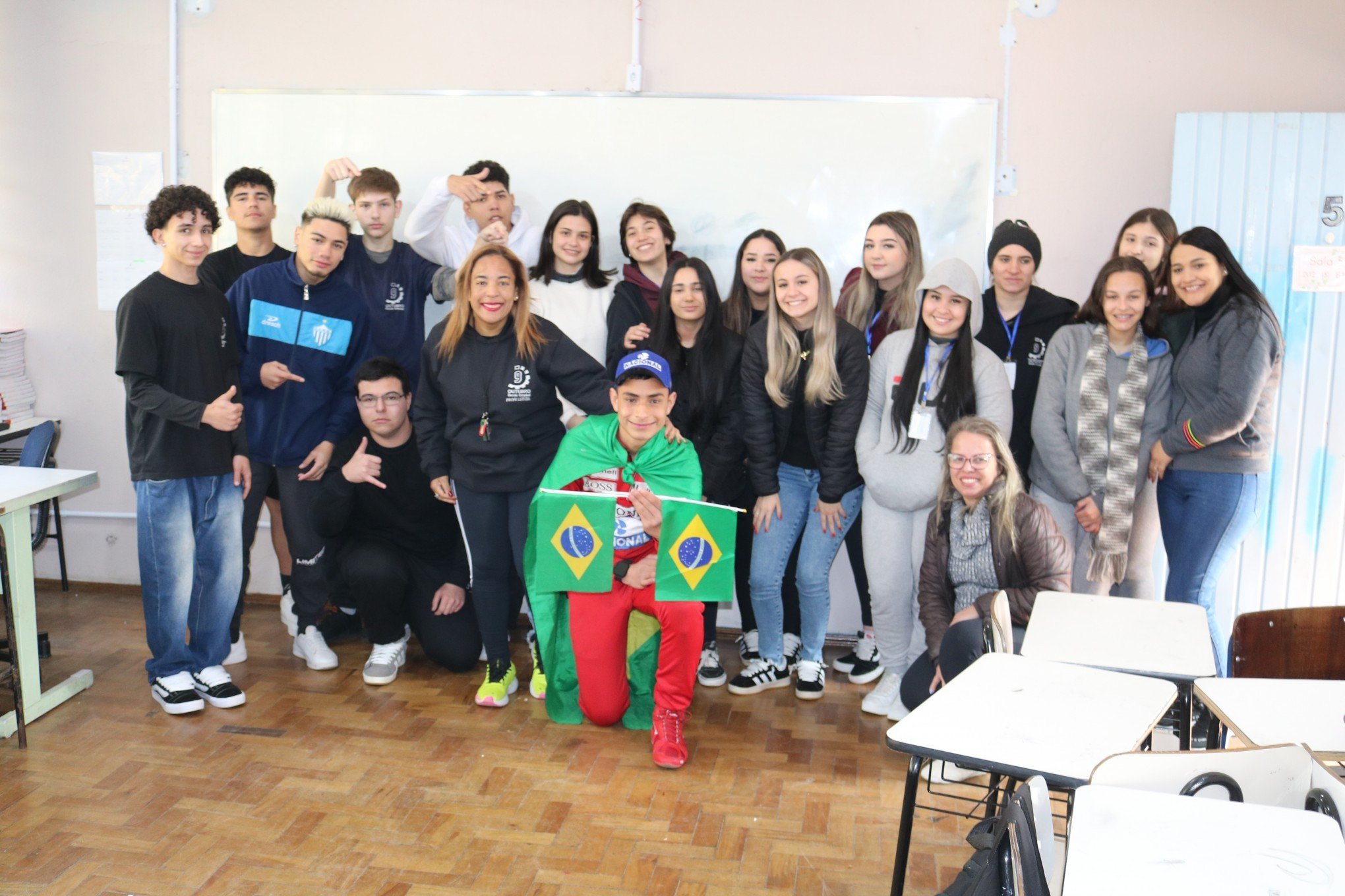 Fernando (ao centro) com professoras e colegas de aula | abc+