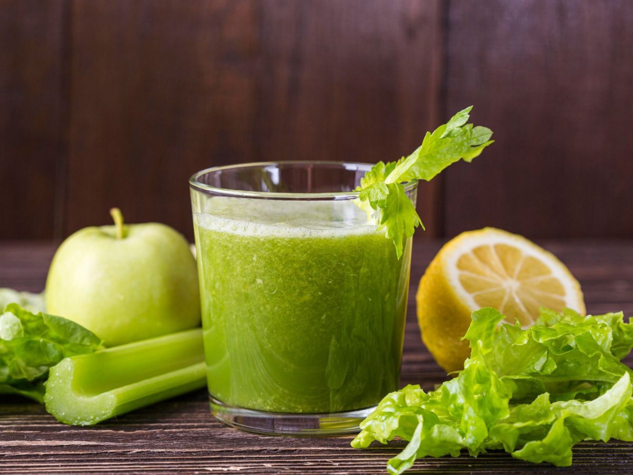 Este suco verde com limão e mais é ótimo para o fígado; veja como preparar