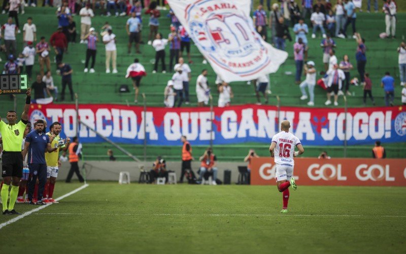 Com dois gols marcados e nenhuma comemoração, Thaciano foi o grande nome da partida | abc+