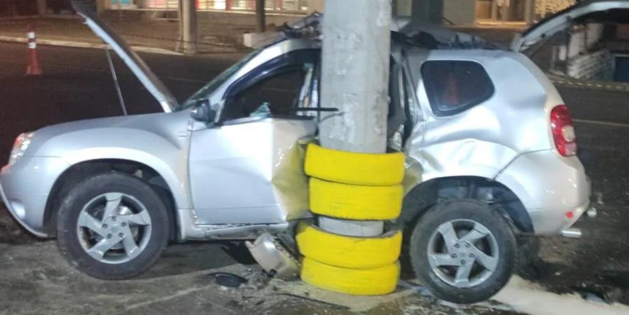 ACIDENTE COM MORTE: Motorista não resiste após bater carro em dois postes em Canoas