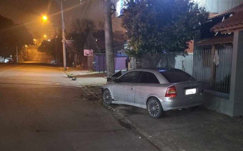 Homem morre ao bater carro em poste em Estância Velha | abc+